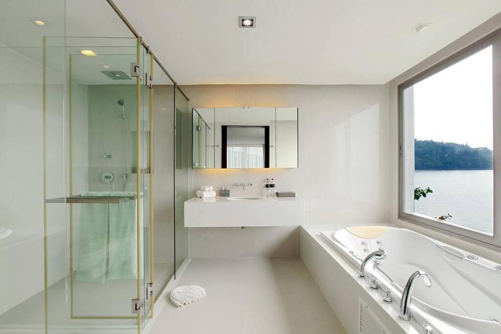 Cape Sienna 4 - A Waterfront Grand Oasis Villa Kamala Beach