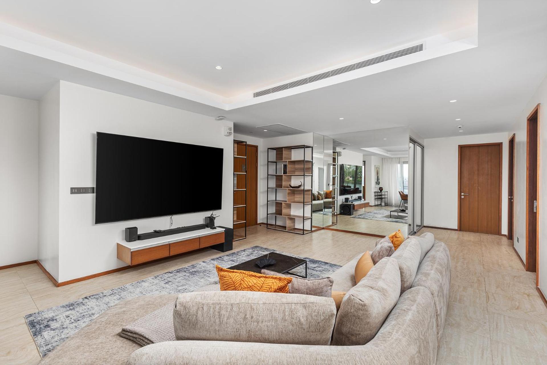 Luxurious Beachfront Penthouse *