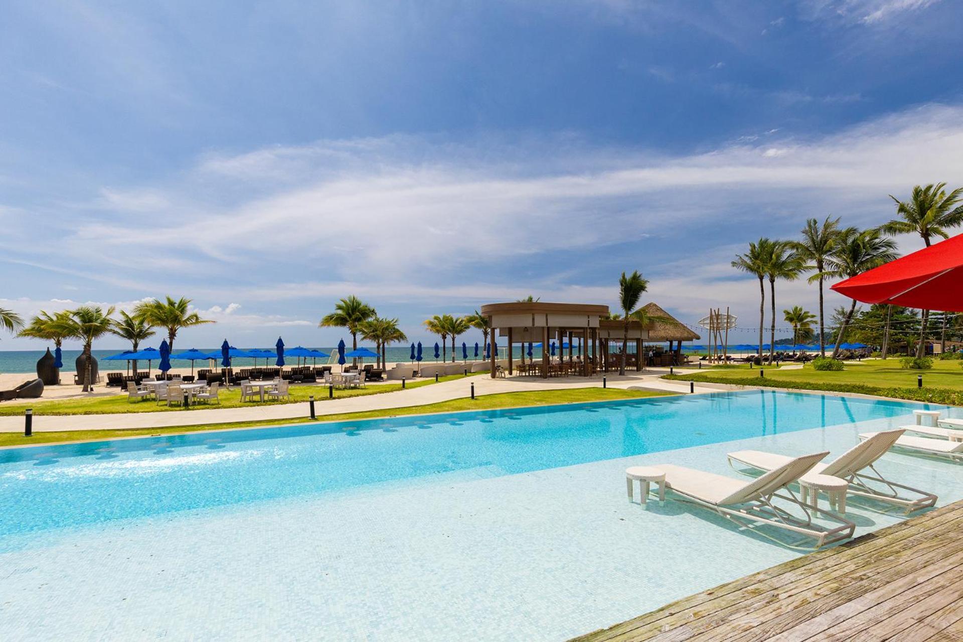 Apartment Luxurious Beachfront Penthouse *