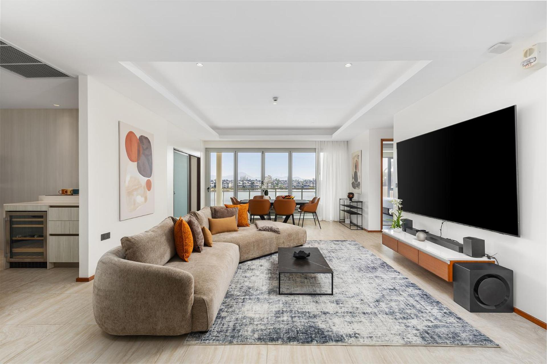 Luxurious Beachfront Penthouse Apartment
