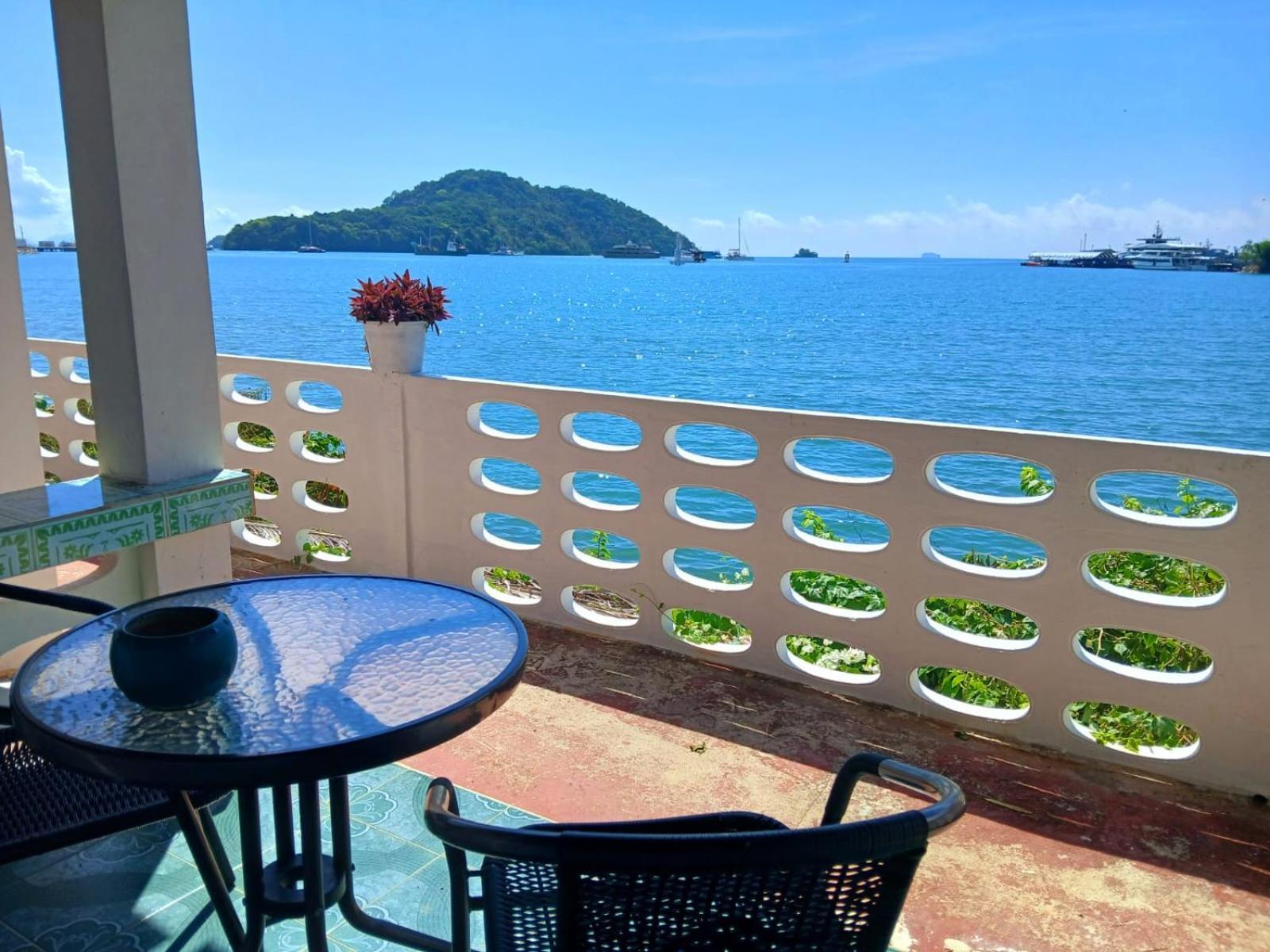 Water's Edge , Hotel *
