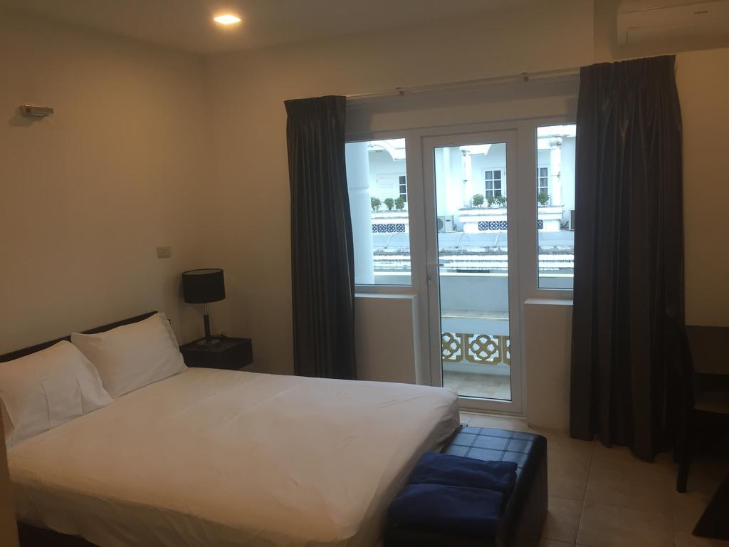 Cafe De Paris Guest house Patong