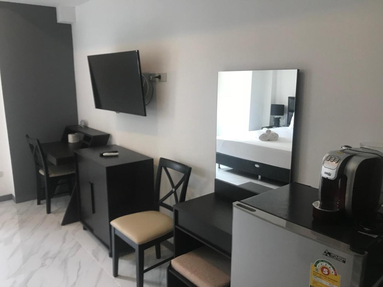 Cafe De Paris Guest house Patong