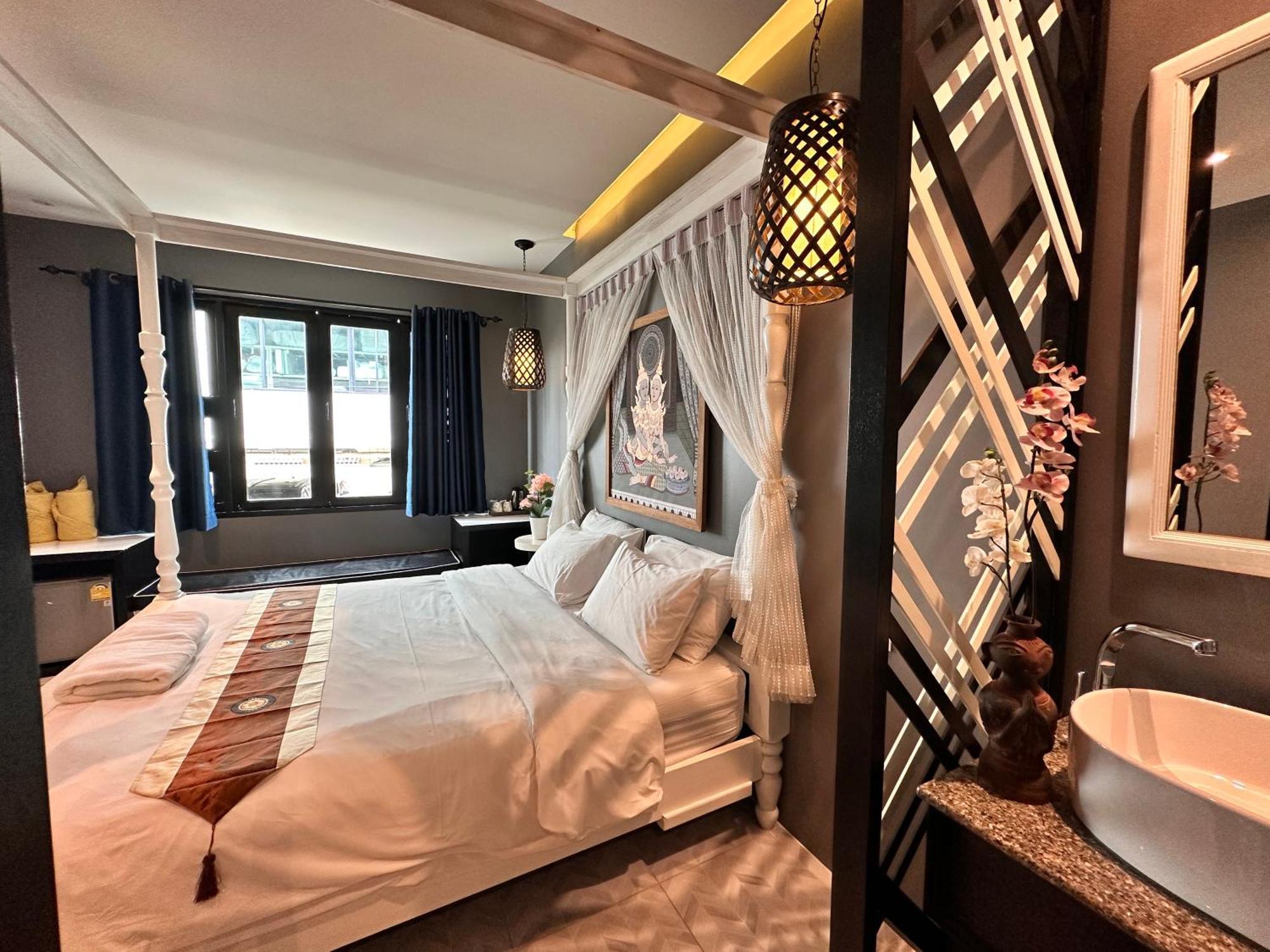 Hostel The Luna Nai Yang