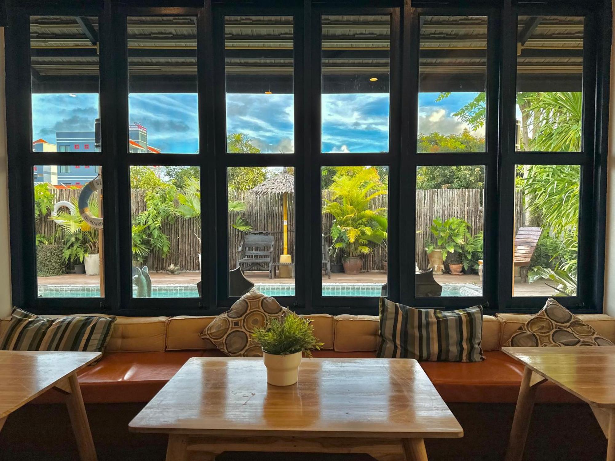 Hostel The Luna Nai Yang