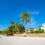 【Beach Front】海景沙滩别墅，私人泳池，免费早餐，女佣每日清洁，生活方便交通便利 B
