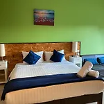 Maria\'S Guest House, Restaurant & Bar