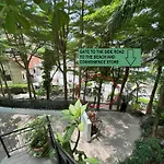 Stylish Penthouse With Panoramic Views At Icon Park