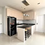 Stylish Penthouse With Panoramic Views At Icon Park