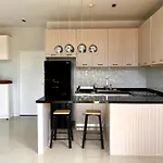 Stylish Penthouse With Panoramic Views At Icon Park