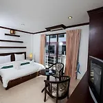 Triple Rund Place Hotel