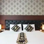 Hemingways Silk Hotel