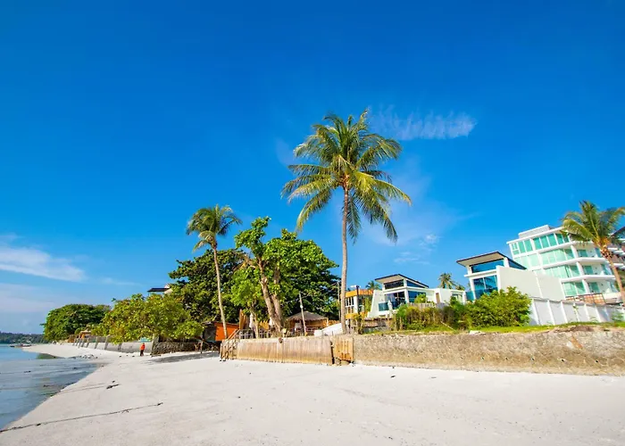 【Beach Front】海景沙滩别墅，私人泳池，免费早餐，女佣每日清洁，生活方便交通便利