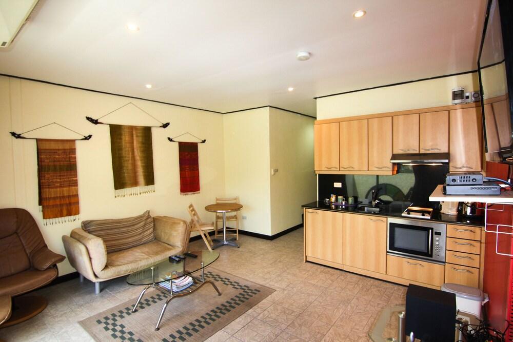 Angus O'tool's Guest house Karon