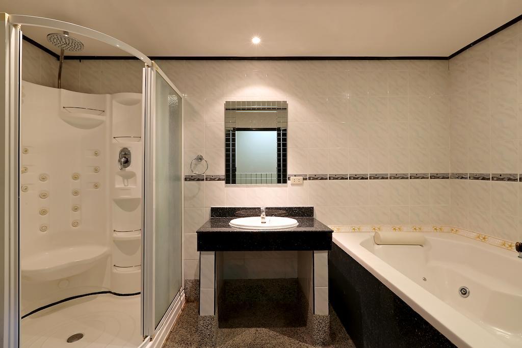 Angus O'tool's Guest house Karon
