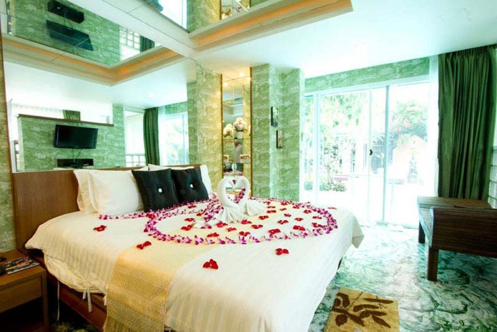 Guest house Club One Seven Phuket