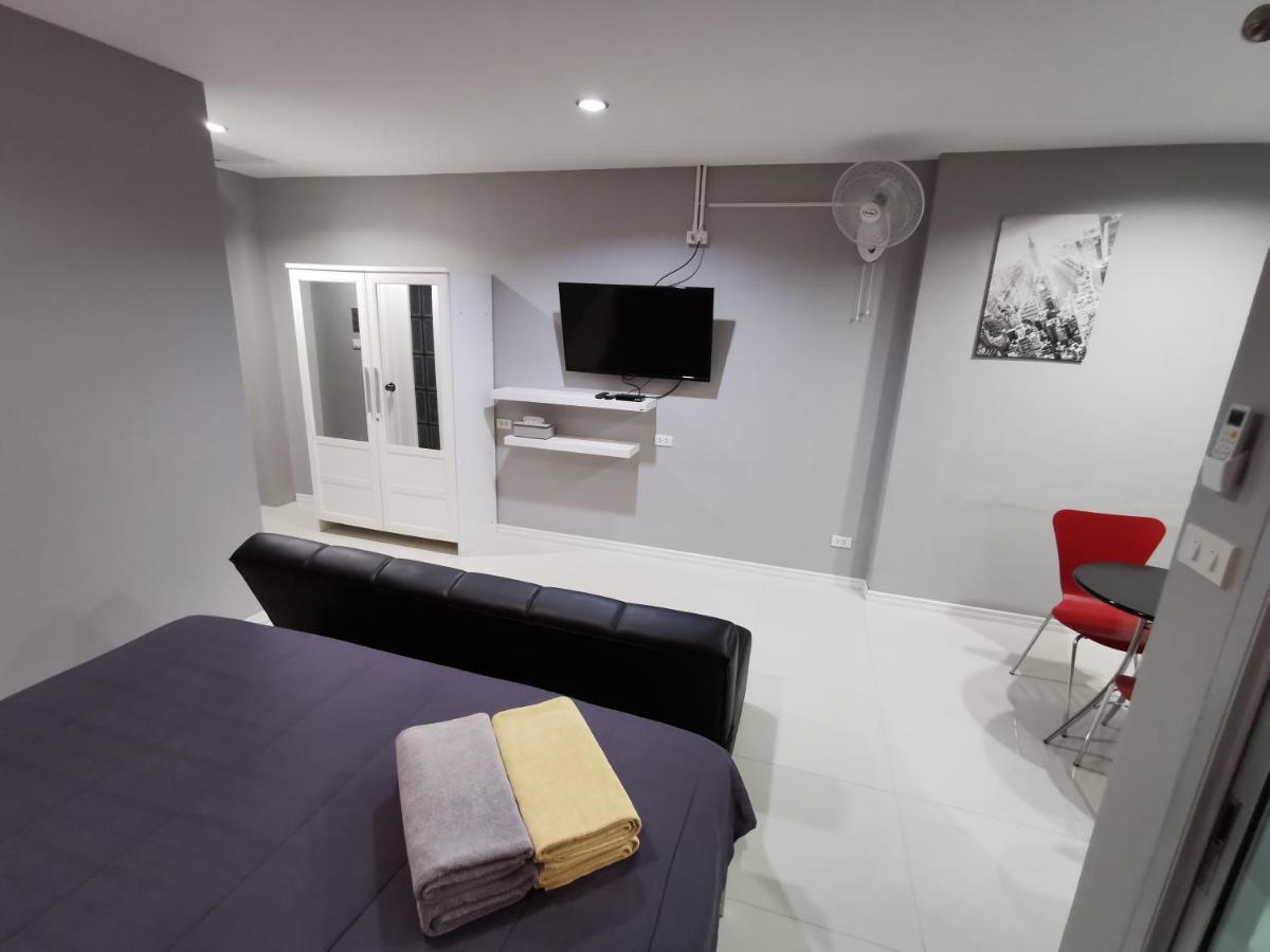 Studio Apartment *