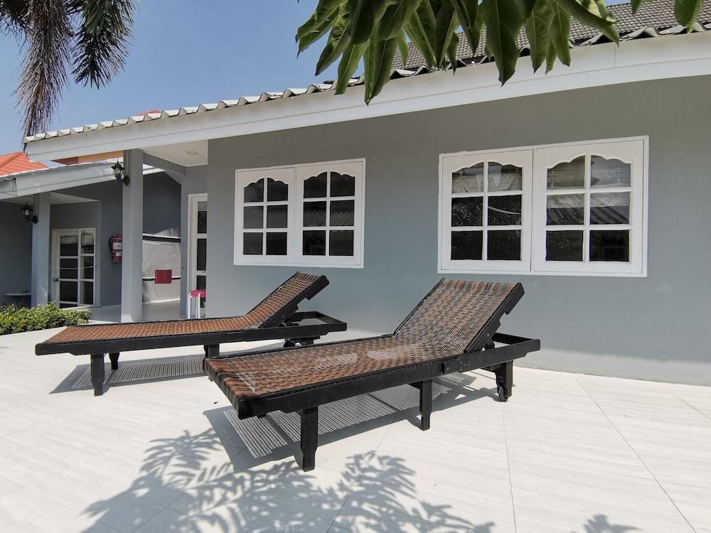 1715 House - White Rhino