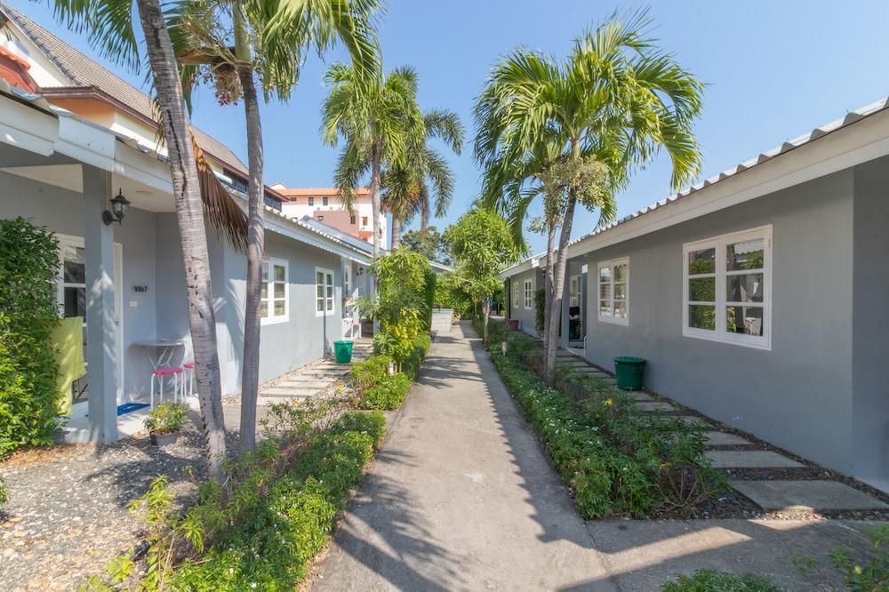 1715 House - White Rhino Resort 3*