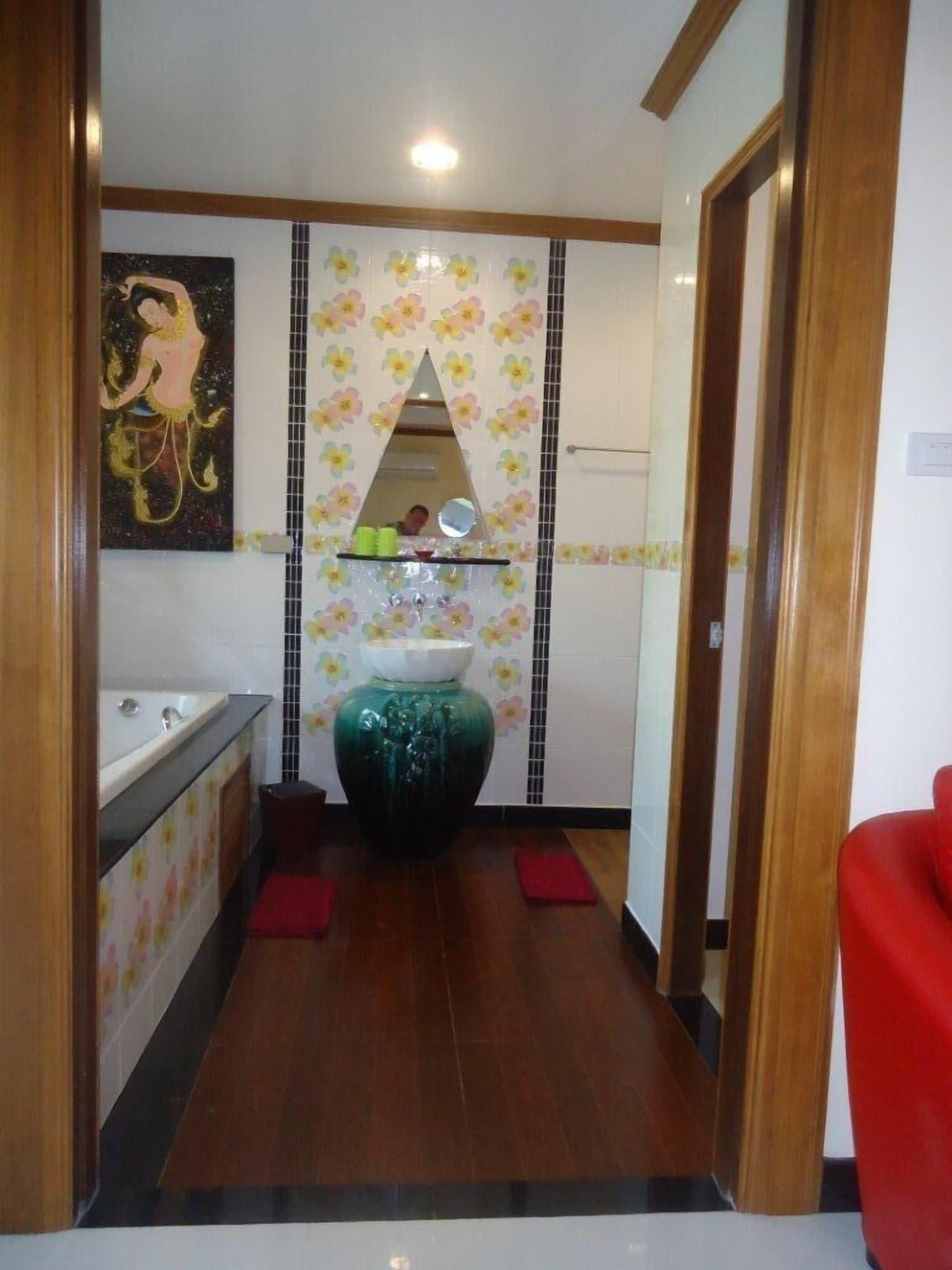 Acomodação com café da manhã  Villa Angelica Bed And Breakfast In Phuket