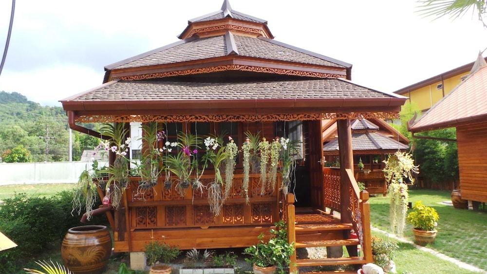 Golden Teak Baan Sapparot Resort