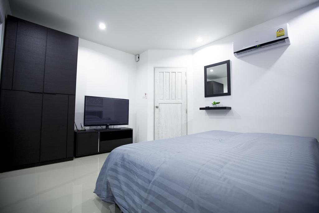 Number 4 * Nai Harn