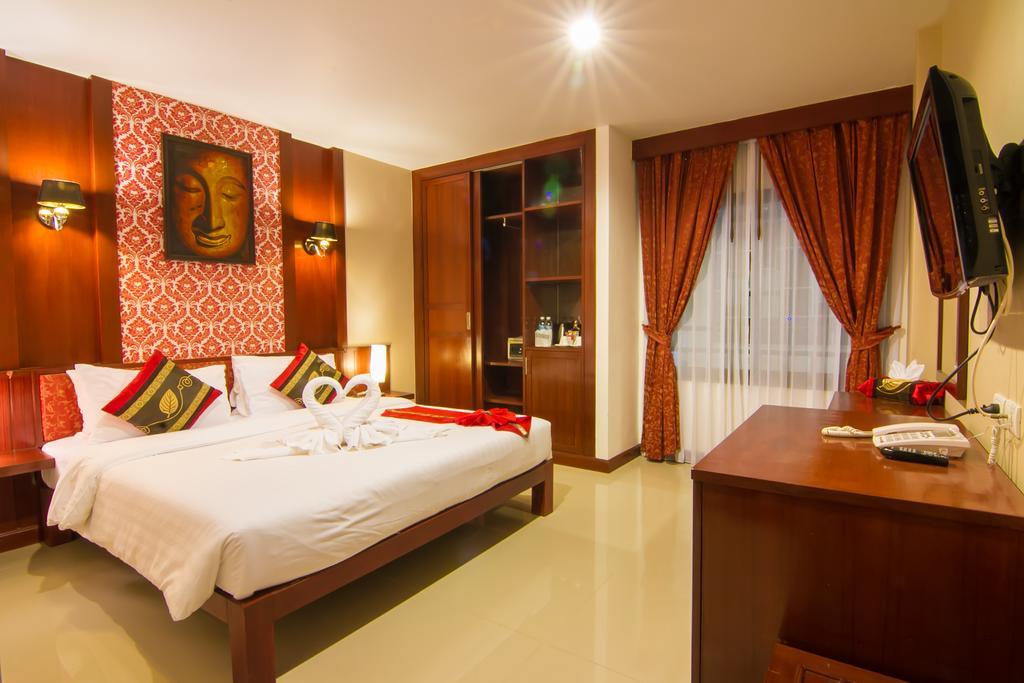 Patong Hemingway's 3*