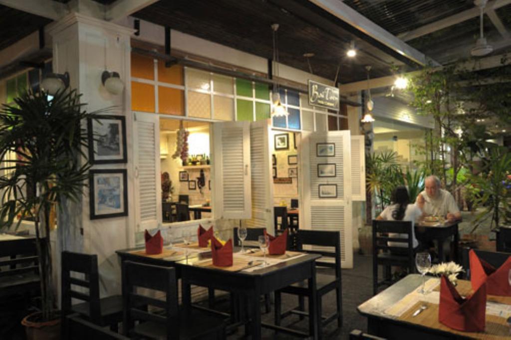 Hotel The Old Phuket - - Sha