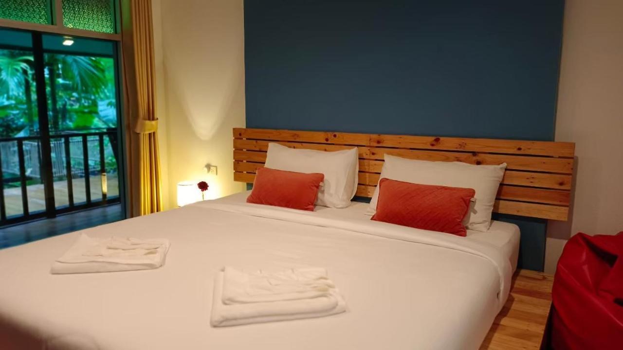 Nua Tone & Cafe Bang Tao Beach (Phuket)