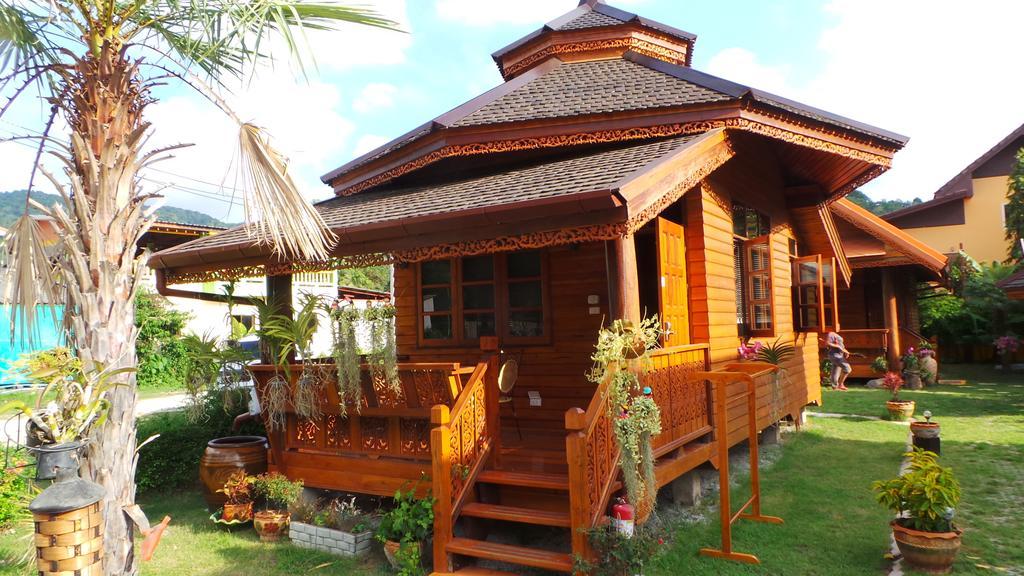 Golden Teak Baan Sapparot Resort