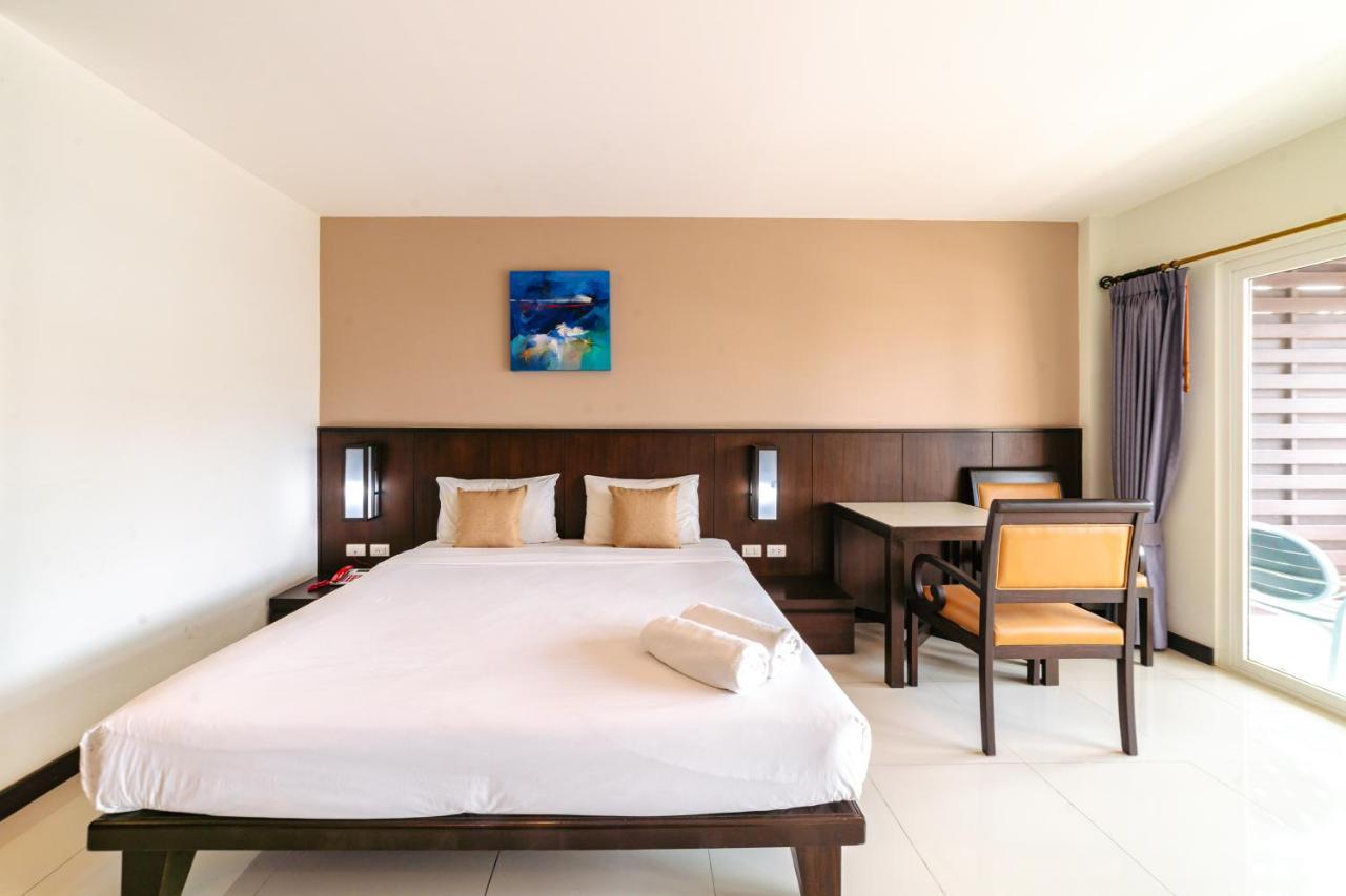 Ratana Sakdidet, Town Hotel