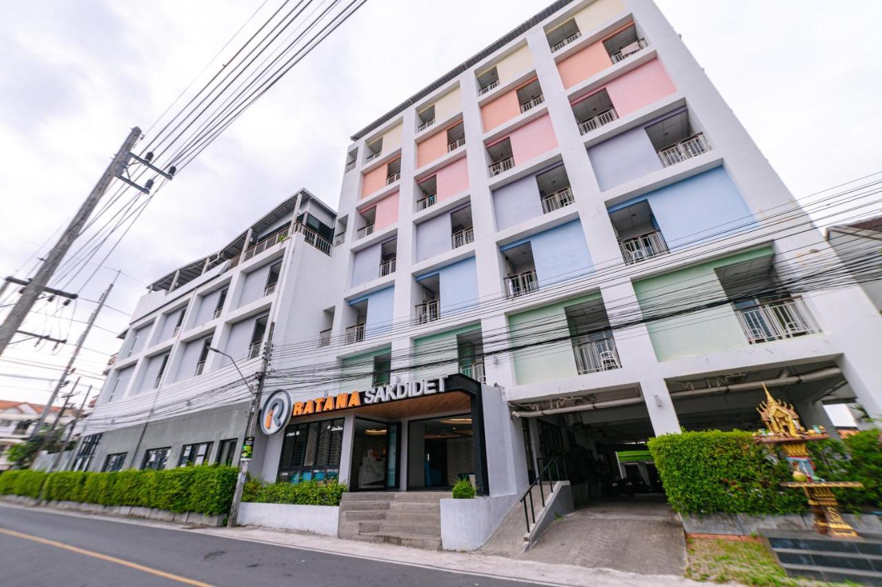 Hotel Ratana Sakdidet, Town