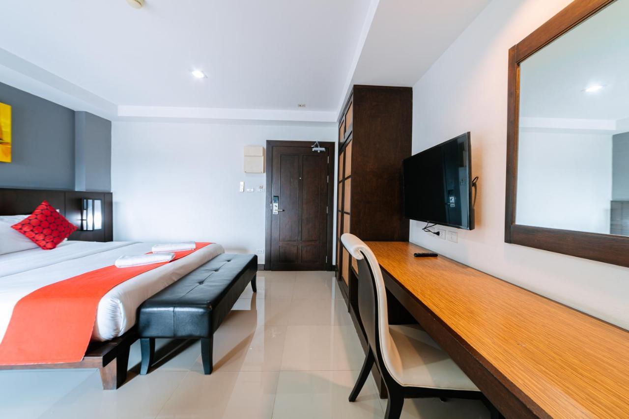 Ratana Sakdidet, Town Hotel
