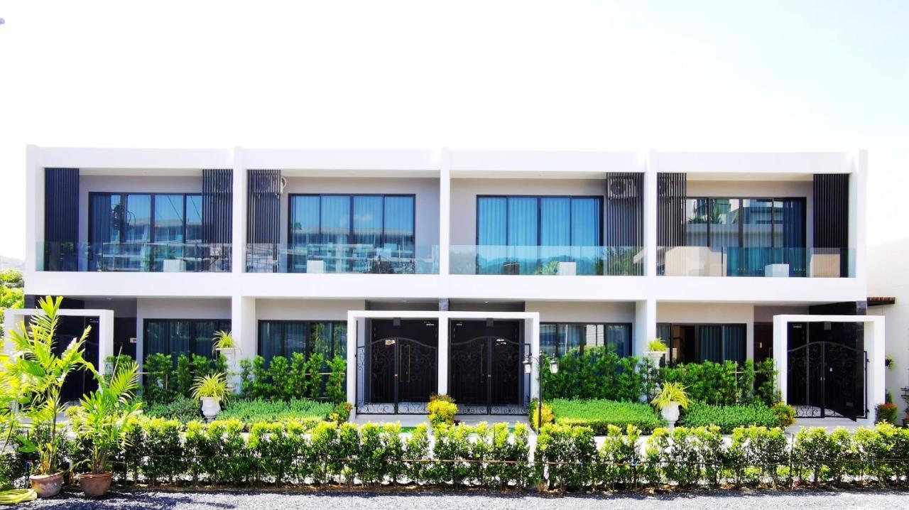 Beachside Luxury Villa: Private Pool & Modern Comforts Villa