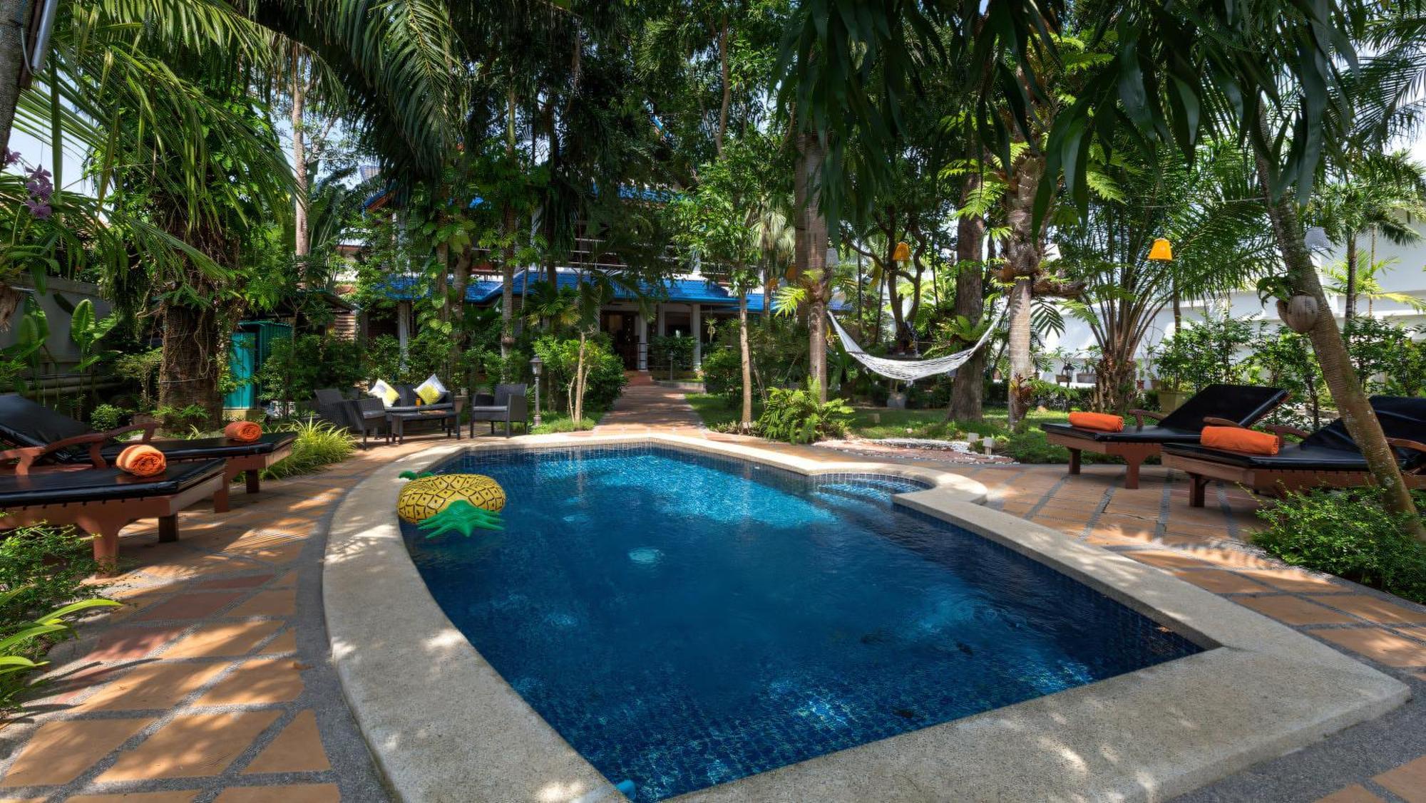 Talay Naiharn Hotel