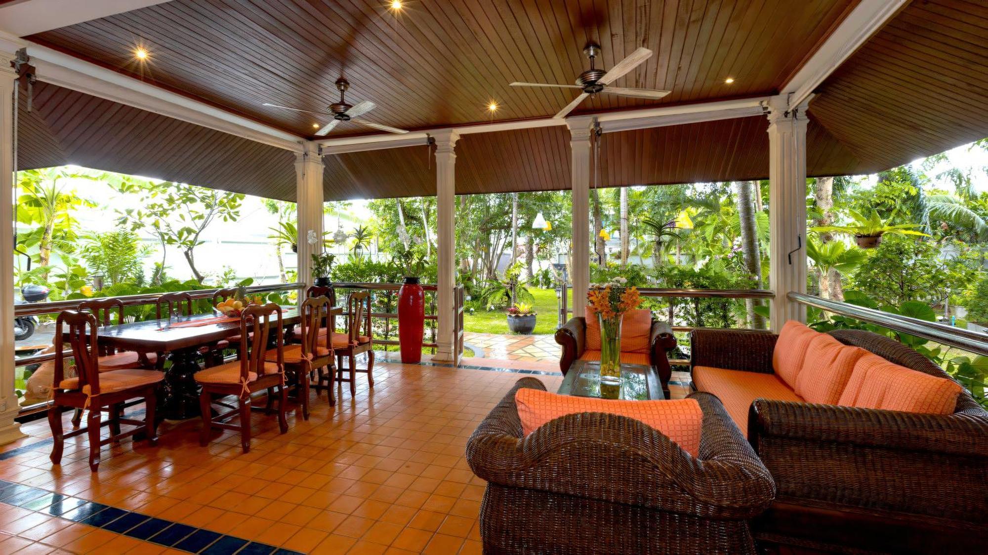 Talay Naiharn Hotel