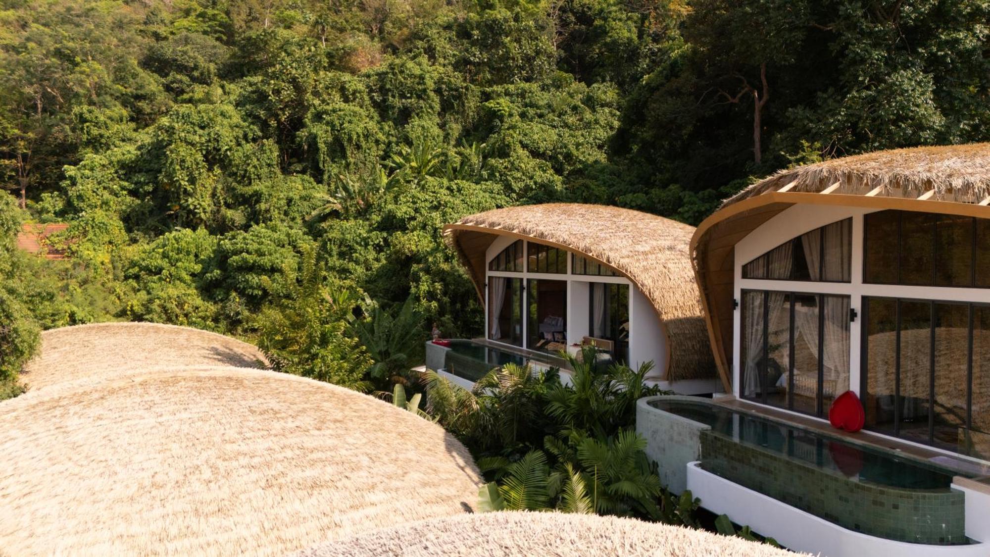 Three monkeys villas 5*