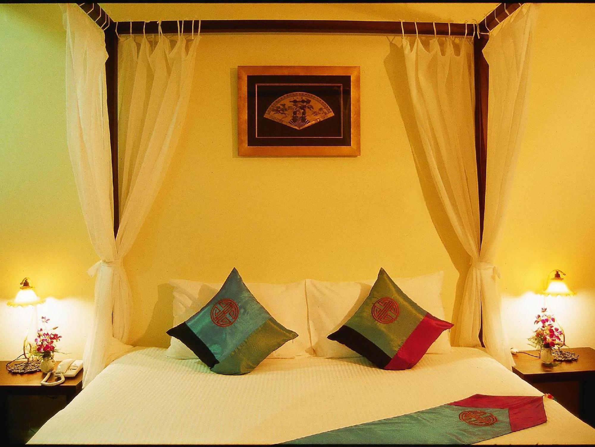 Hotel The Old Phuket - - Sha