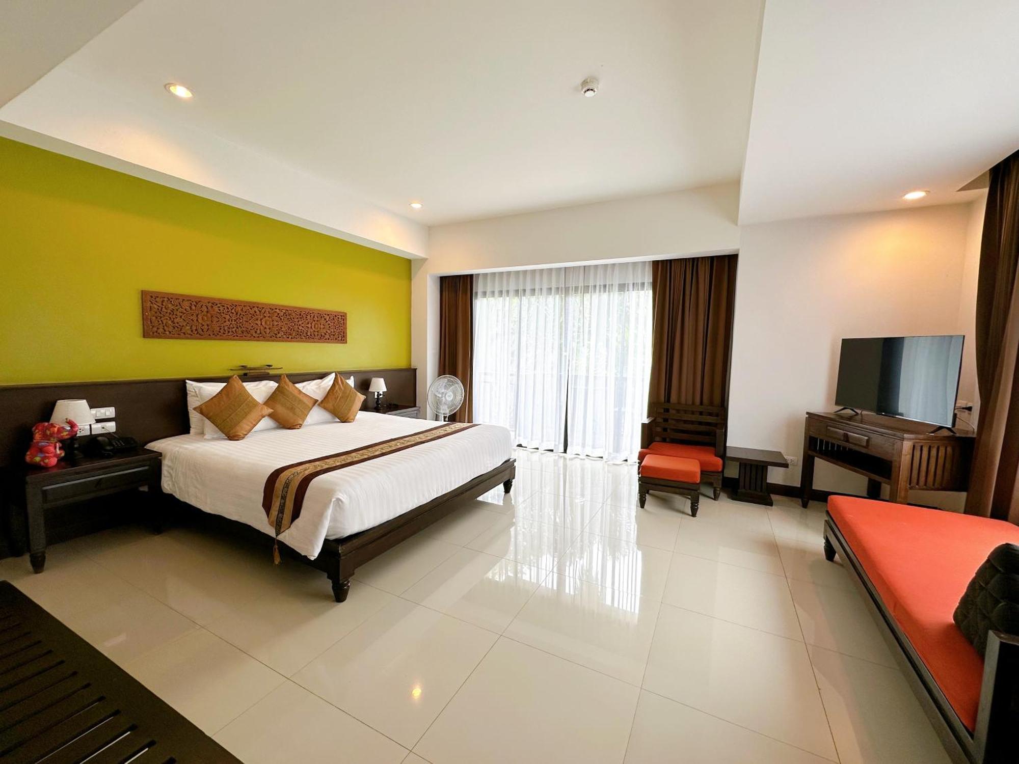 Navatara Phuket 4*