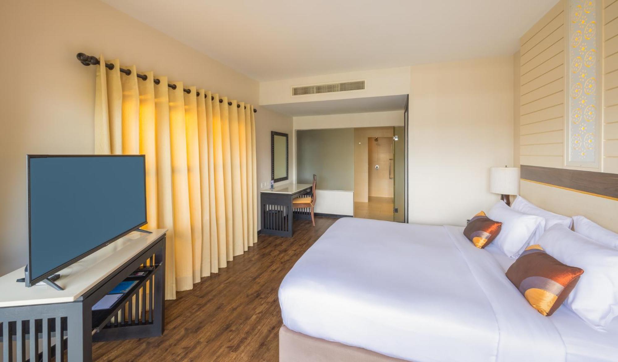 Hotel Deevana Plaza Phuket - Sha Extra 4*