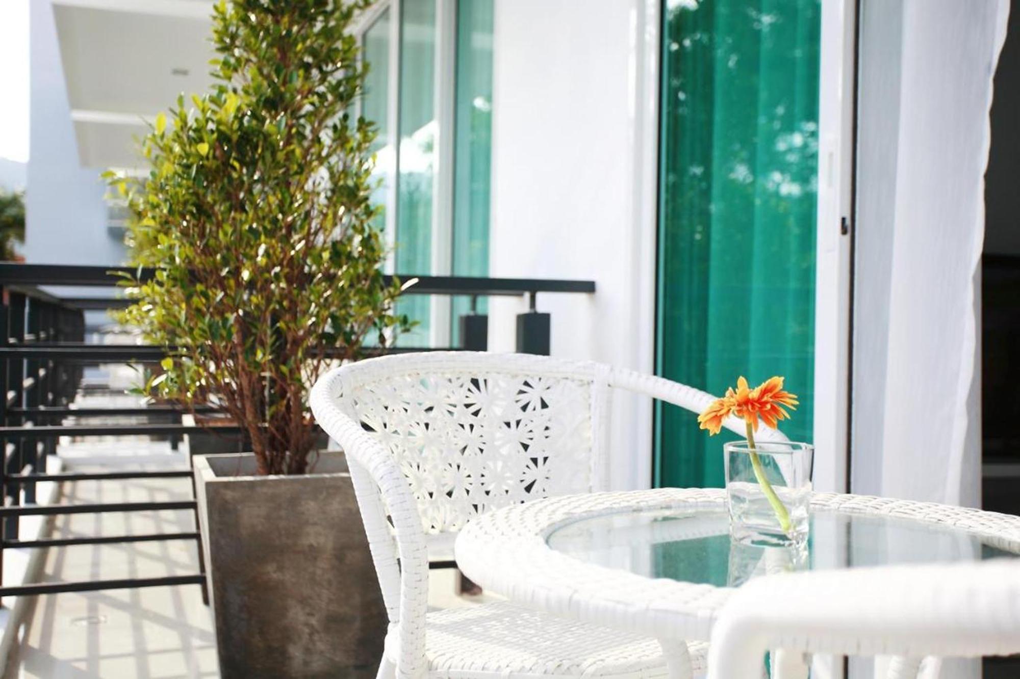 Hotel One World One Naiharn