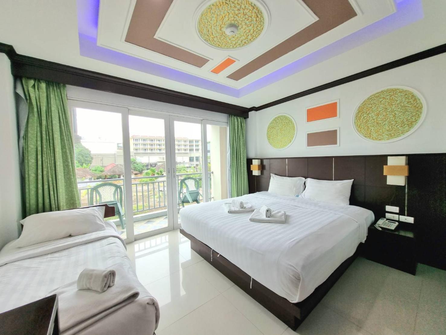 77 & Hotel 3*
