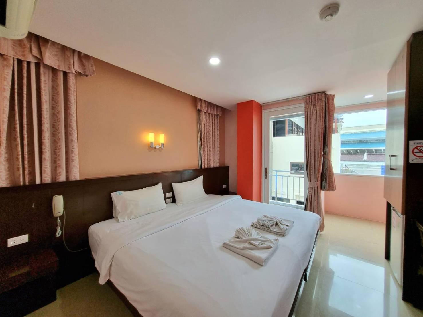 Hotel 77 &