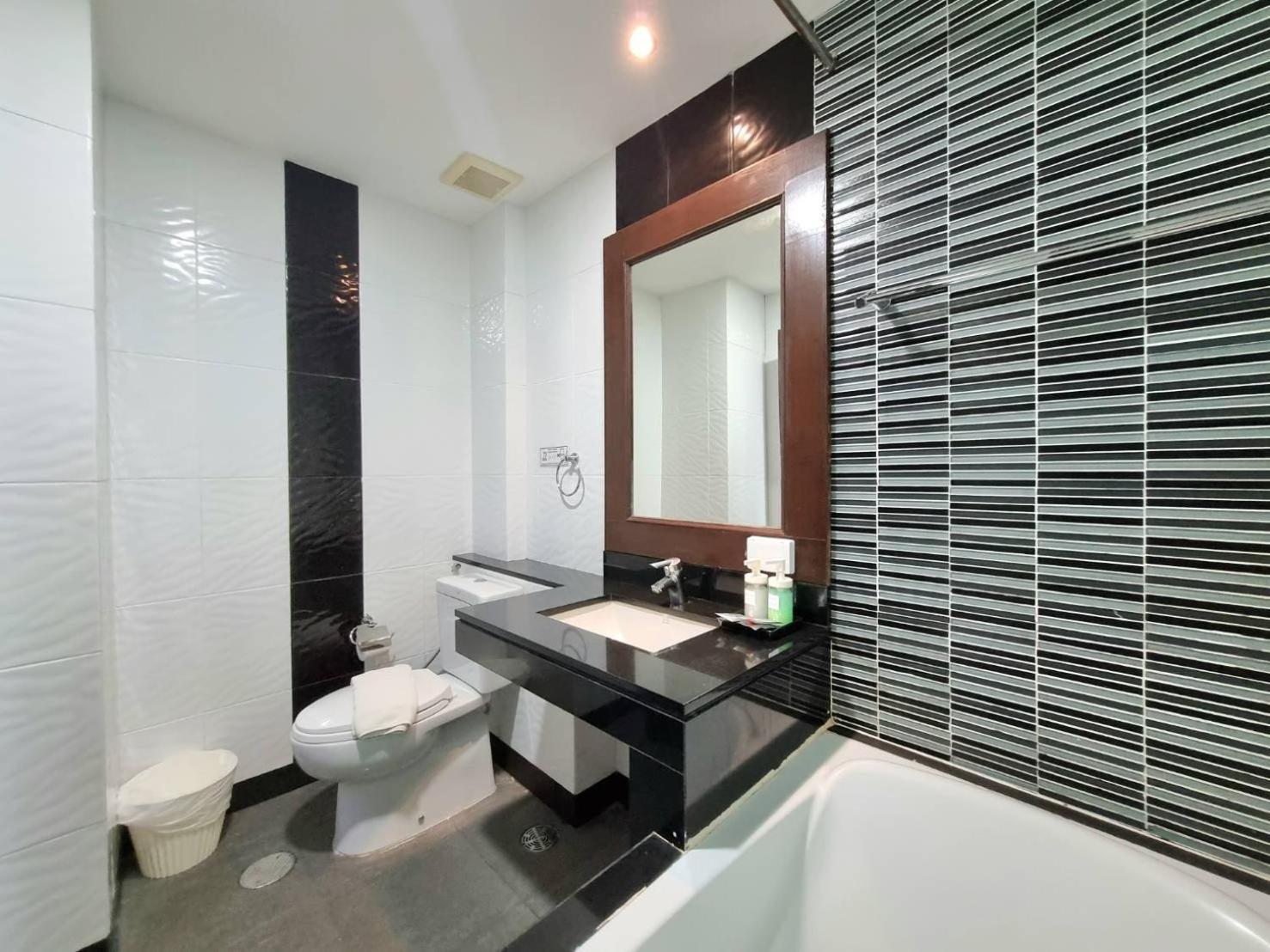 Hotel 77 & 3*