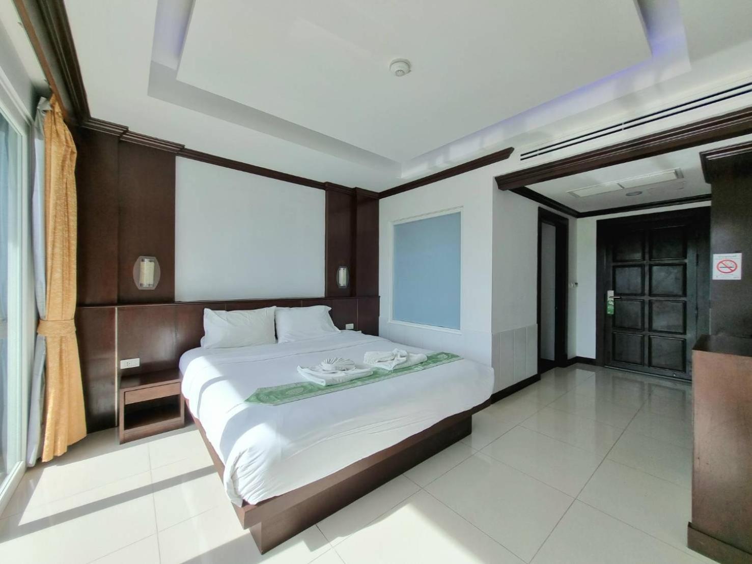 77 & Hotel 3*