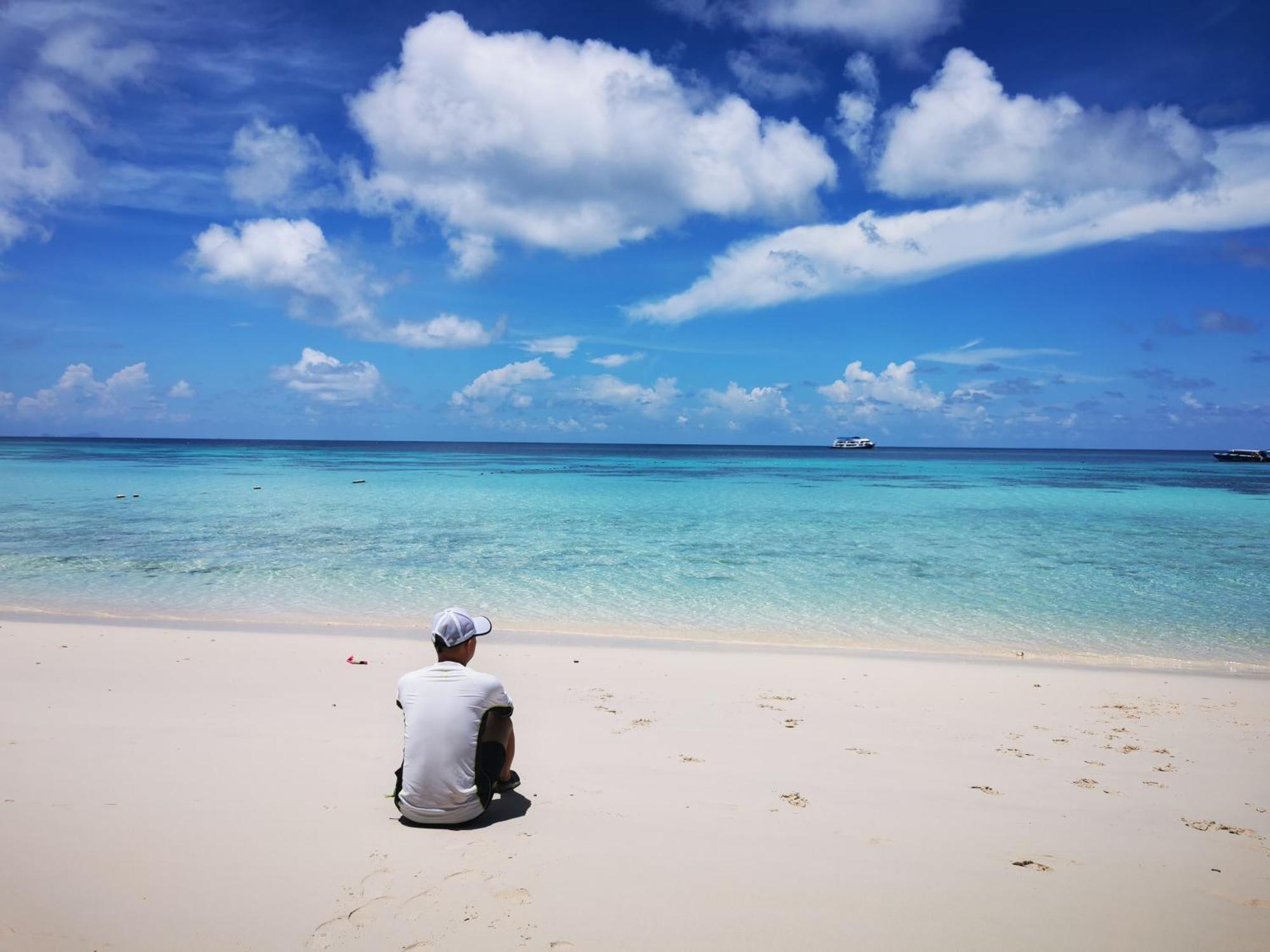 Beachside Luxury Villa: Private Pool & Modern Comforts *