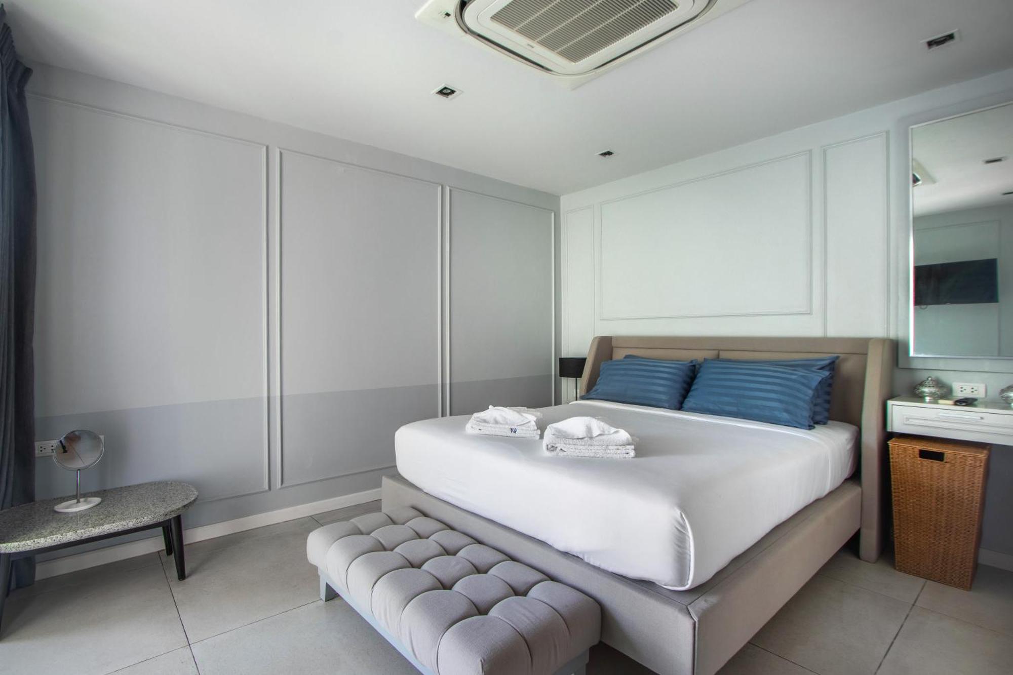 Villa 【beach Front】海景沙滩别墅，私人泳池，免费早餐，女佣每日清洁，生活方便交通便利 B Phuket