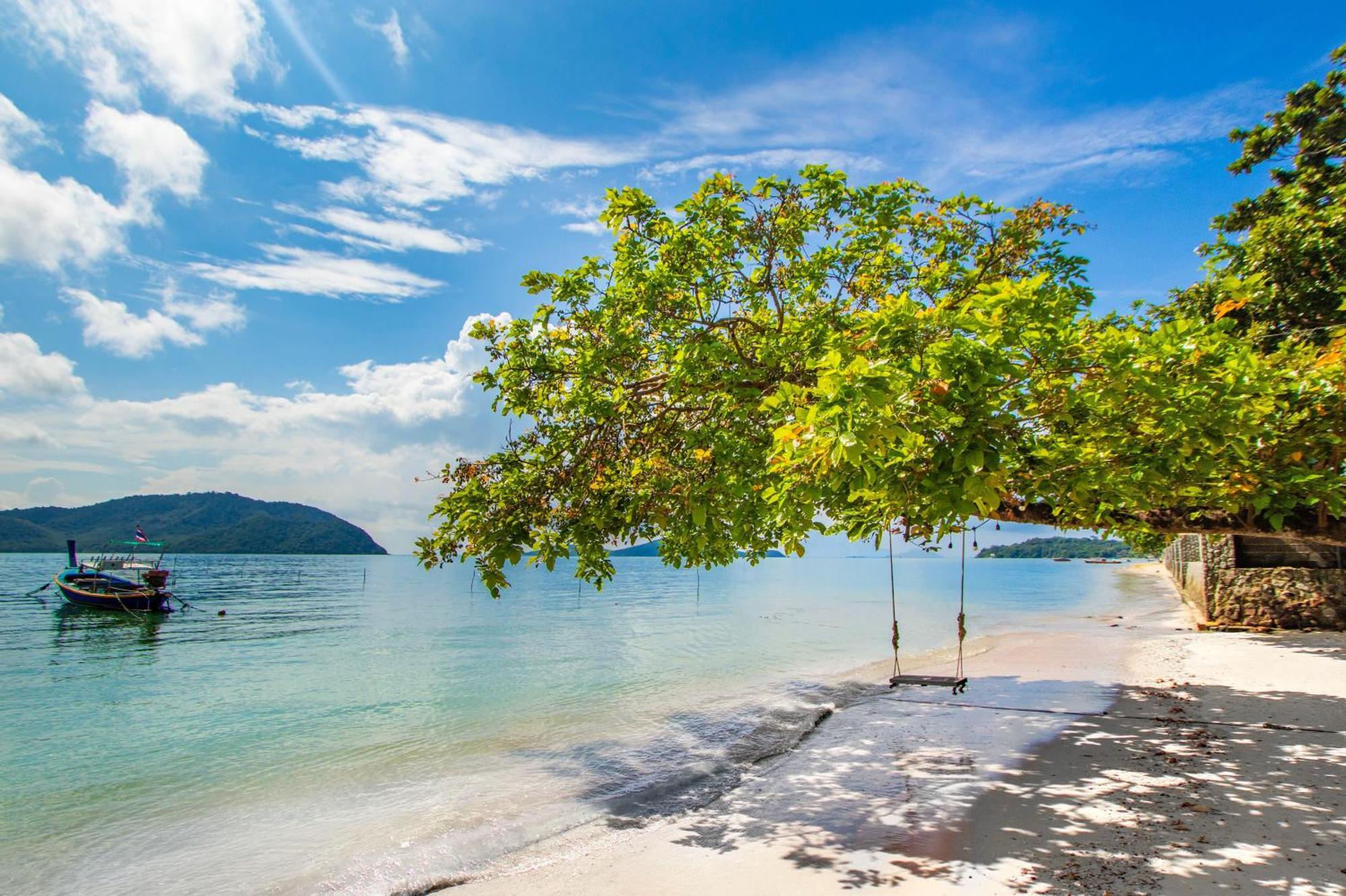 Villa 【beach Front】海景沙滩别墅，私人泳池，免费早餐，女佣每日清洁，生活方便交通便利 B Phuket