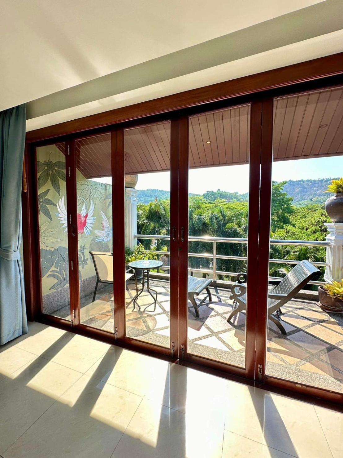 Talay Naiharn Hotel