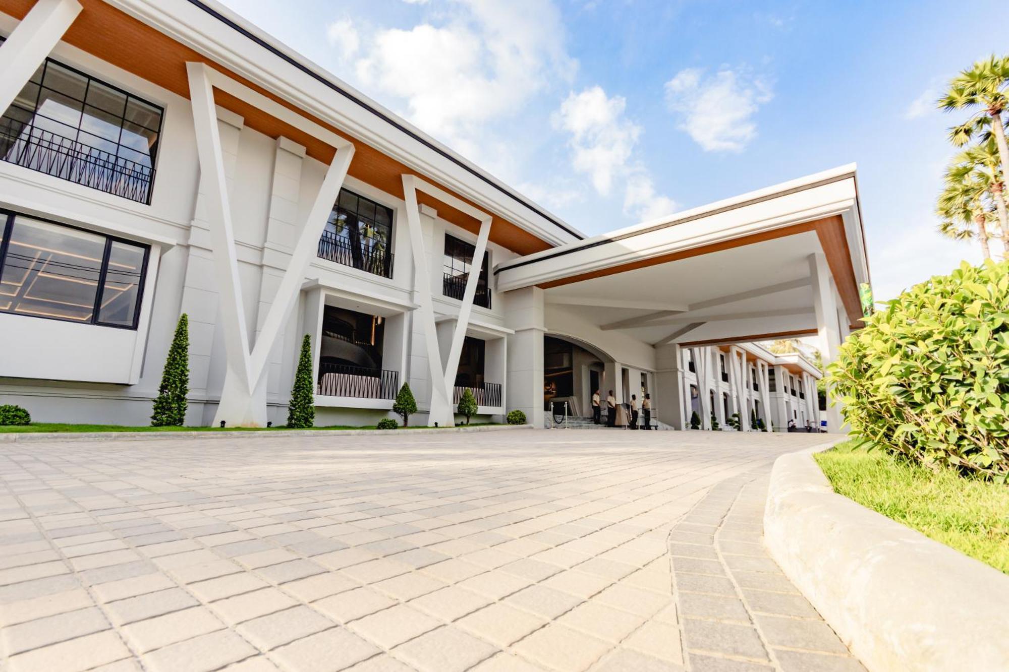 Resort Amora Phuket 5*